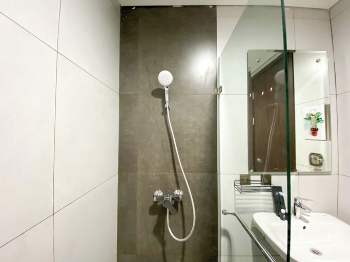 Bathroom 5, White Toned Style Studio At Lrt City Bekasi Apartment, Bekasi