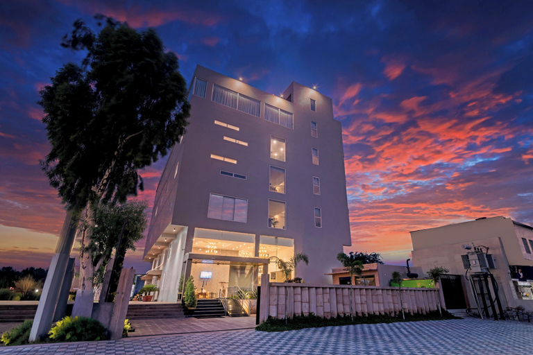Exterior & Views