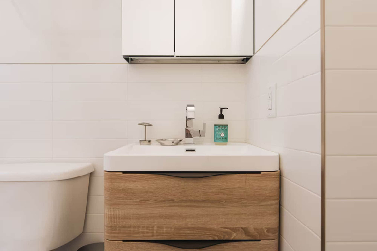 Room 2, Clinton Grove by Rove Travel 2BR Modern Apt, New York
