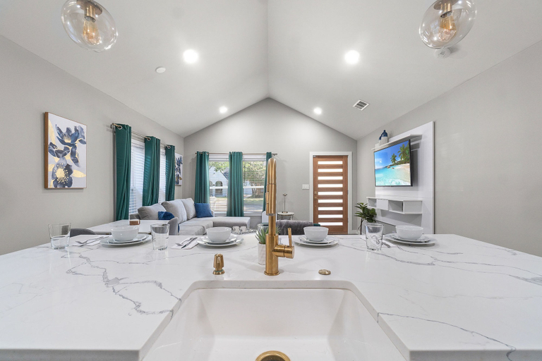 Room 2, Emerald Indigo House Pet Friendly, Dallas