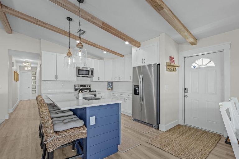 Private kitchen 5, 265 Beautiful Canal Front Pool Home 3 Bedroom Home, Lee