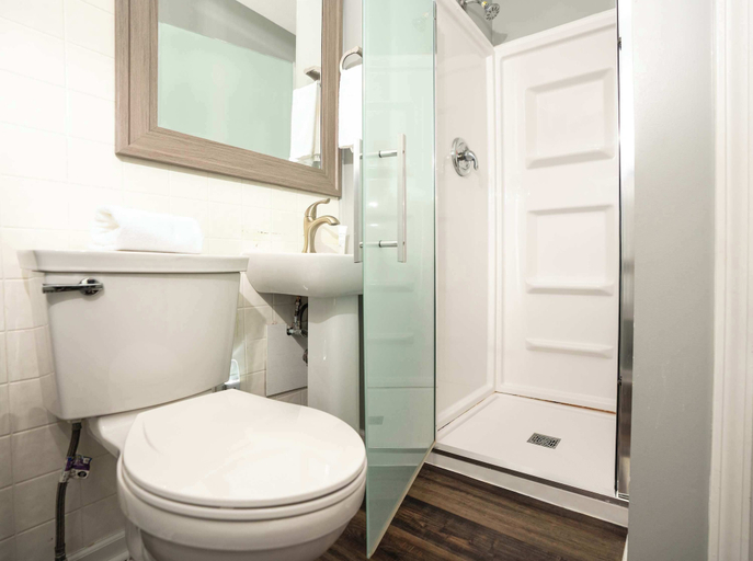 Bathroom 2, Three Blocks From Paradise Cozy Home for 8 Near Lake Geneva, Walworth