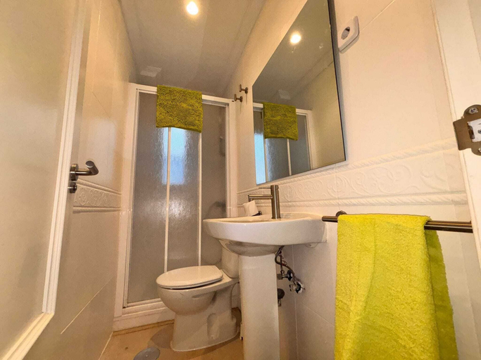 Bathroom 4, Rooms Carlos, next to Plaza Mayor, Madrid