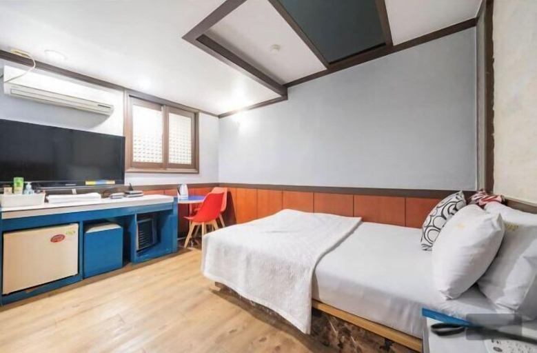 Room 2, Ritz Sillim, Gwanak