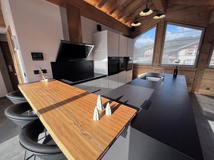 Shared kitchen, Chalet Téléporté, Haute-Savoie