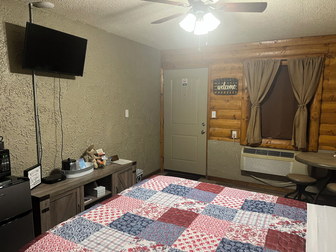 Room 3, Lincoln Lodge, Larue