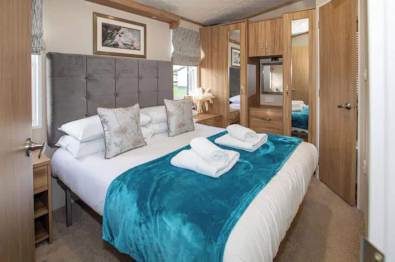 Bedroom 3, 3-bed Lodge Sleeps 6 - Private Hot tub - Resort, Fife