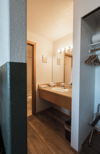 Bathroom 5, The Glen Resort, Mason