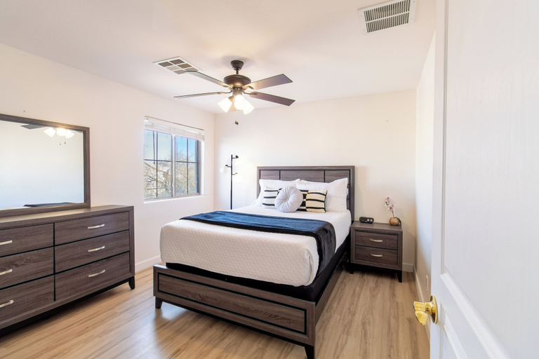 Room 2, Casa Desert Willow 5BR Home & Pool, Pinal