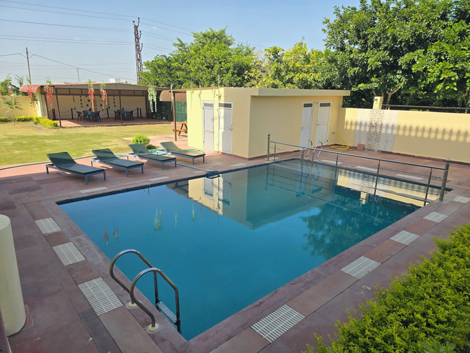 Outdoor pool, The Ranthambore Samrajya Hotel & Resort, Sawai Madhopur