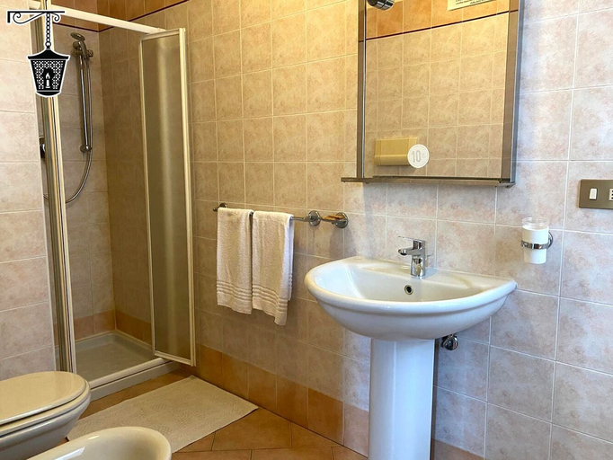 Bathroom 3, La Lanterna, Mantua