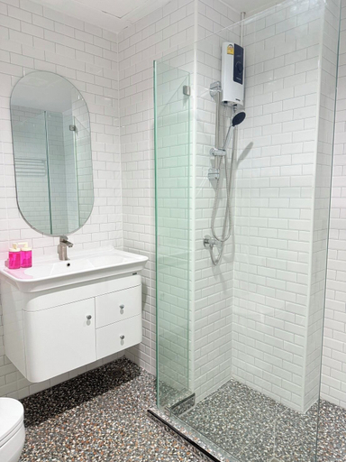 Bathroom 5, Luck Hotel Huai Khwang MRT Ratchada, Huai Kwang