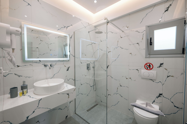 Bathroom 4, Sun George, Vlorës