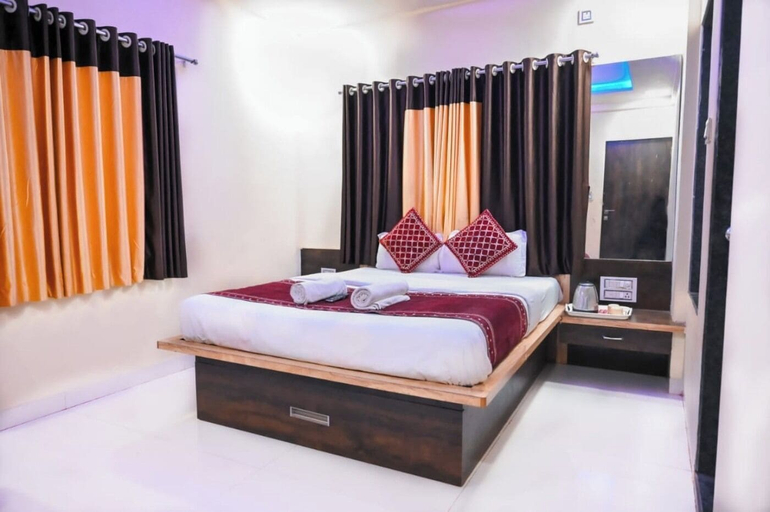 Room 3, Hotel JV Garden, Satara