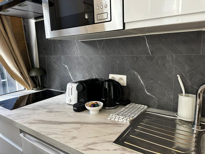 Private kitchen 4, Stylish 1BR plus LR Apt Ghent Castle, Oost-Vlaanderen