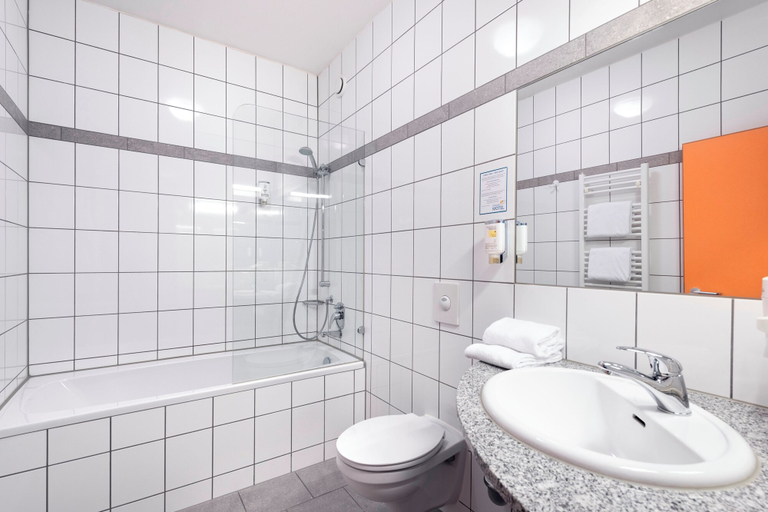 Bathroom 5, smartMotel Kempten, Kempten (Allgäu)