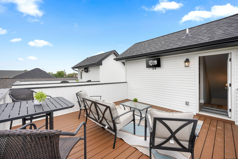 Outdoor dining 3, Adam's Downtown Retreat w/ Rooftop Access, Montgomery