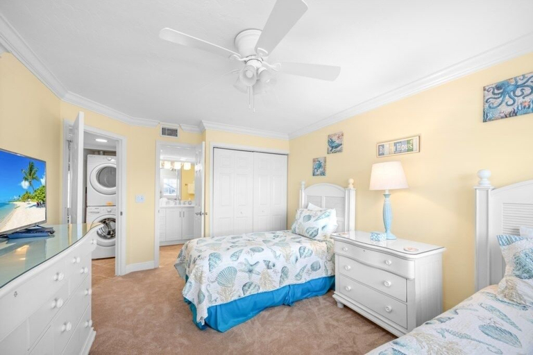 Room 5, Pointe Santo D35 2 Bedroom Condo, Lee