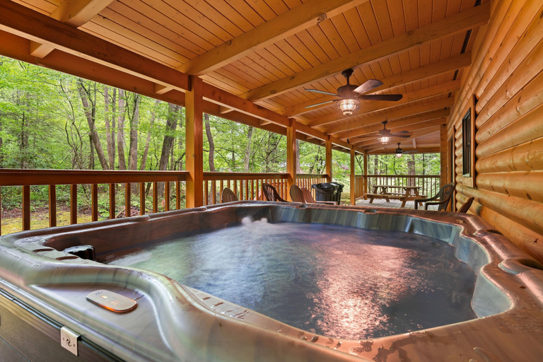 Outdoor spa tub 5, Elk Rapids On Cosby Creek 3 Bedroom Cabin, Cocke