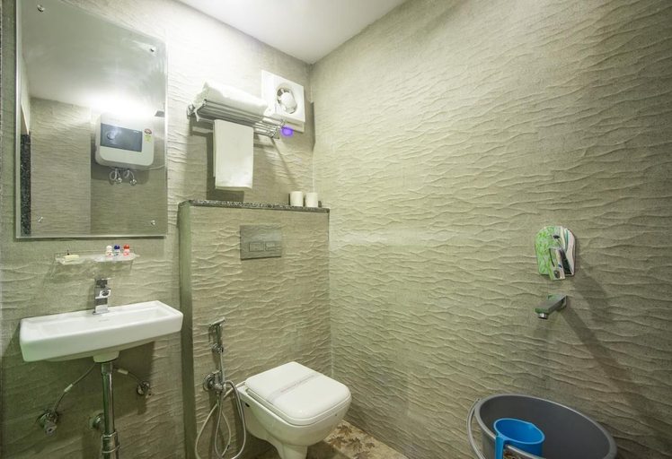 Bathroom 3, Hotel Harsha International, Delhi