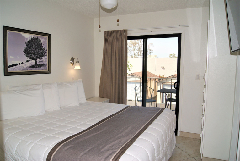 Room 2, 247-Fully Furnished 1BR Suite-Pet Friendly! by RedAwning, Maricopa