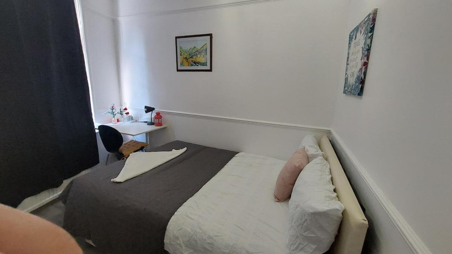 Room 3, Private Rooms for 7 People With Bathroom, London