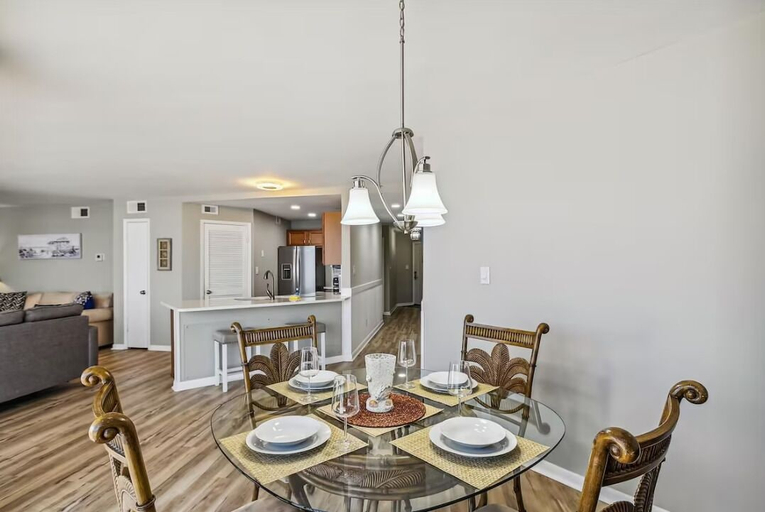 Dining 2, Aquavista 603w, Bay