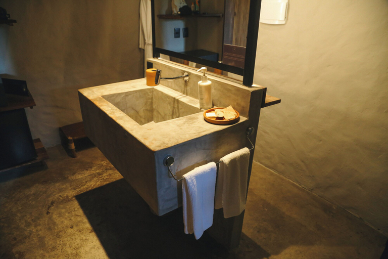 Bathroom 5, Makena Hotel, Amontada