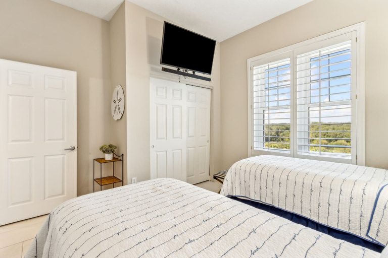 Room 4, 21 Ocean Place 3 Bedroom Condo, Nassau