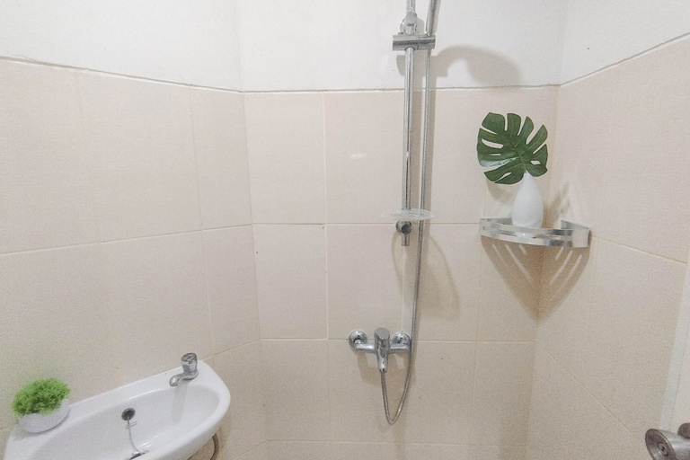 Bathroom 5, Studio Minimalist And Warm At Pavilion Permata Apartment, Surabaya