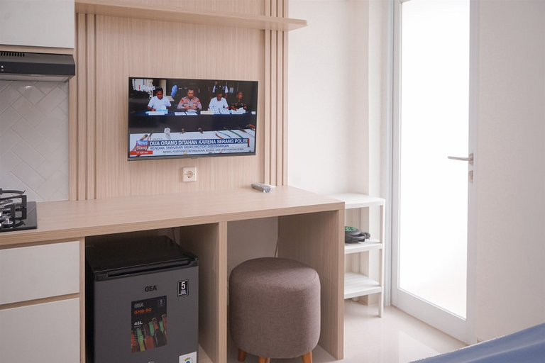 Room 5, Minimalist And Warm Studio Room At Cisauk Point Apartment, Tangerang