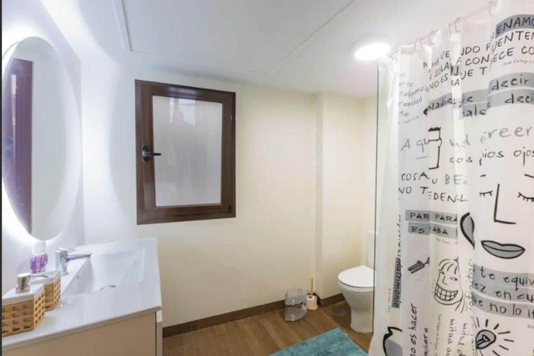 Bathroom 4, 3 Bed Apartment Sleeps 6 - Free Parking & Balcony, Málaga