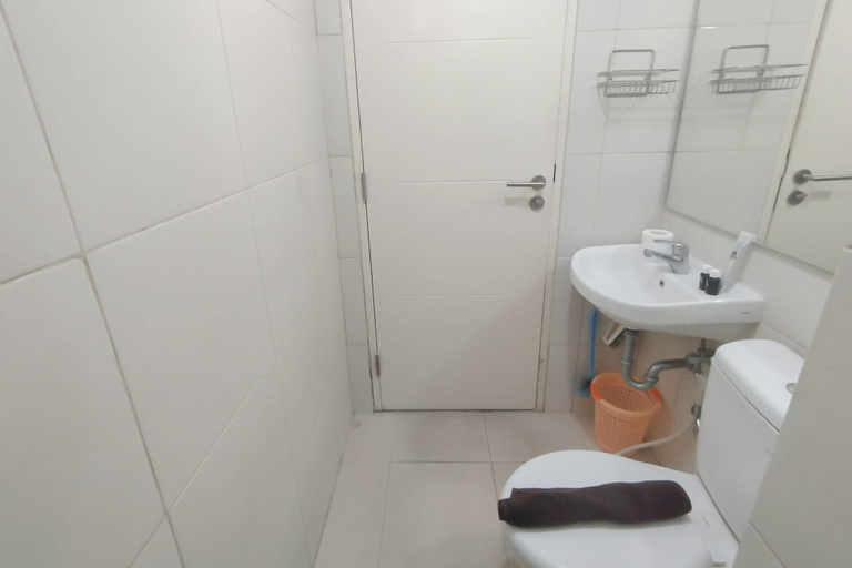 Bathroom 5, Spacious And Modern Studio At Tanglin Supermall Mansion Apartment, Surabaya