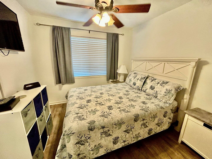 Room 5, Cape Coddages I 103 2 Bedroom Condo by RedAwning, Horry