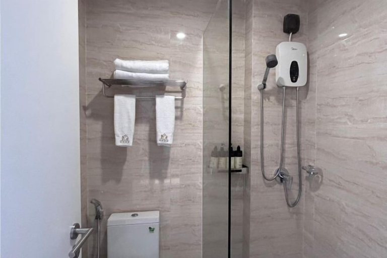 Bathroom 5, Golden Bridge Business Hotel, Phnom Penh