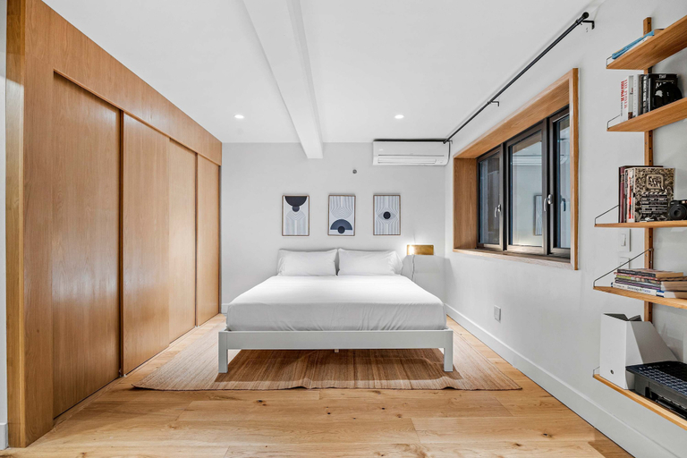 Room 4, Havemeyer by Rove Travel Duplex Loft w Terrace, New York