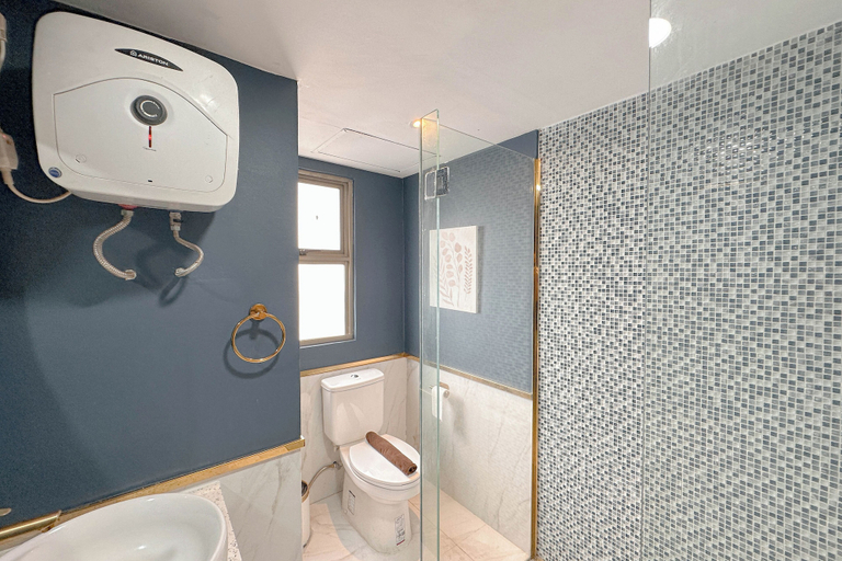 Bathroom 3, Modern Look With Wooden Accent 3Br At Kondominium Puncak Marina Apartment, Surabaya