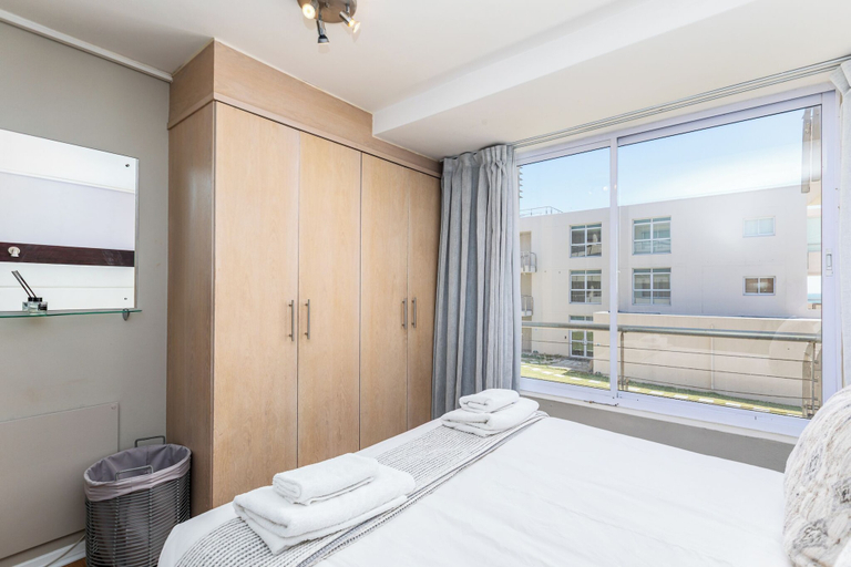 Room 4, Lagoon Beach 124A by CTHA, City of Cape Town
