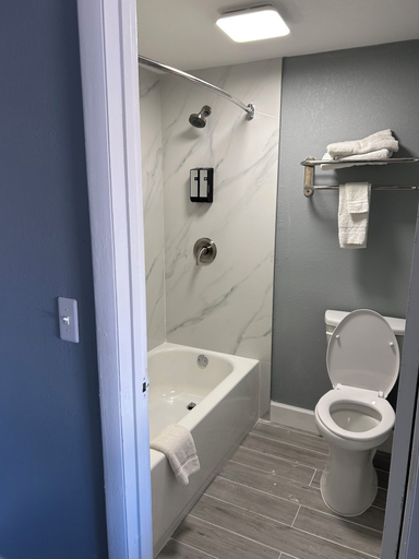 Bathroom 2, Airport Motor Inn, Duval