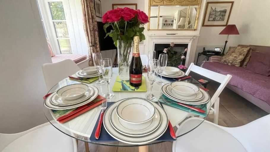 In-room dining, Nelson cottage, Kent
