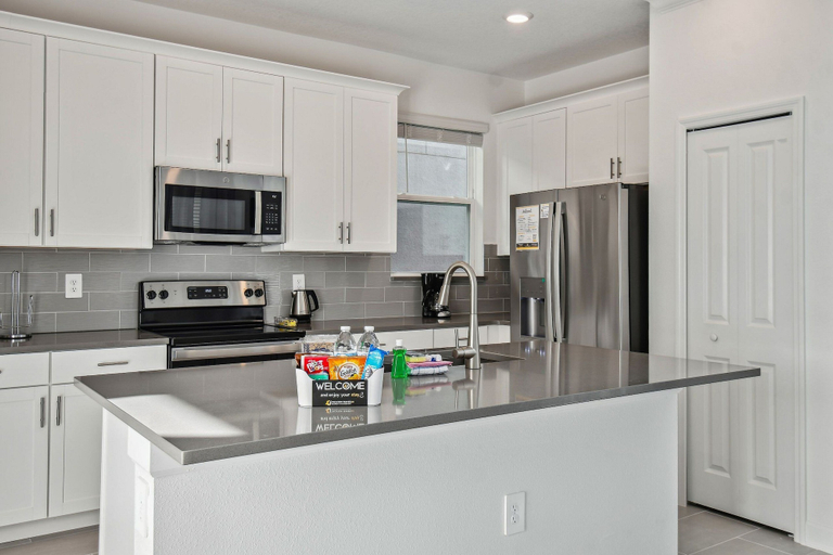Private kitchen 2, 5bd/5ba Lake View Brandnew at Champions Gate, Osceola