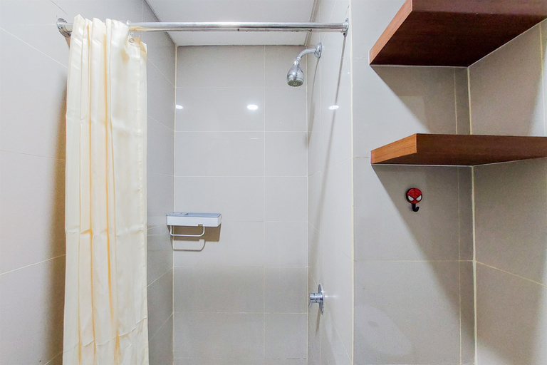 Bathroom 5, Strategic and Comfy Studio Apartment B Residence near BSD By Travelio, Tangerang Selatan