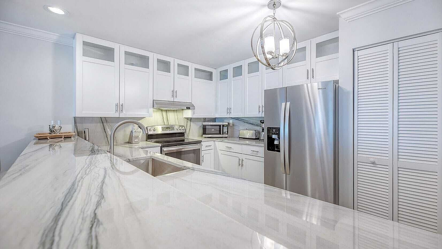 Others 4, 412 Seascape by Avantstay Oceanfront + Balcony, Charleston