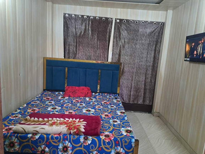 Room 5, Pari Ac Restaurant & Hotel, Moradabad