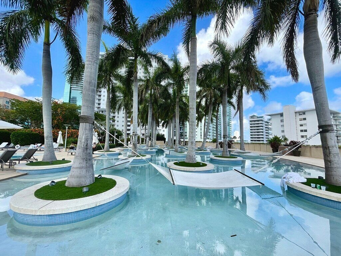 Sport & Beauty 5, Four Seasons Studio Kitchen, Miami-Dade