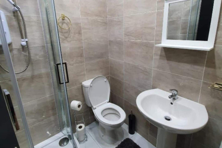 Bathroom, 3 Bedrooms Apartments Near Town Center, Cardiff