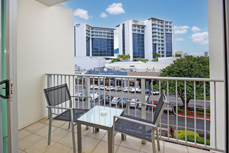 Balcony, Studio in the City with pool and BBQ, Cairns