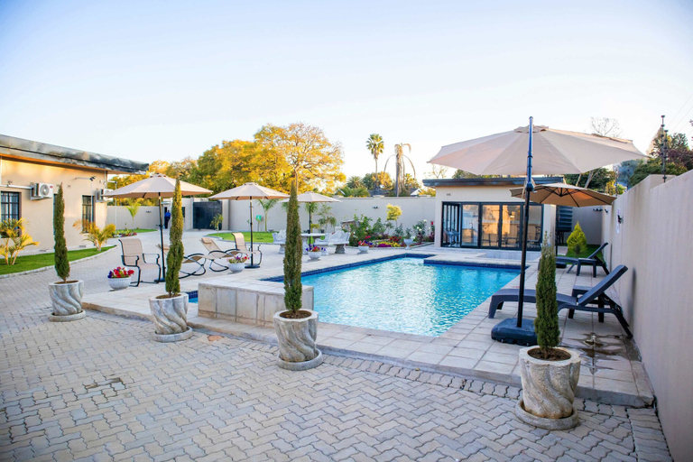 Pool 4, Olivoak Villa, Harare