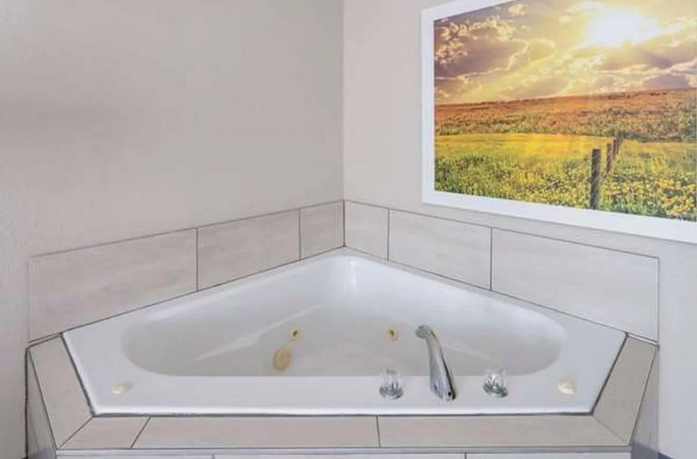 Room 2, Haven Inn & Suites, Franklin