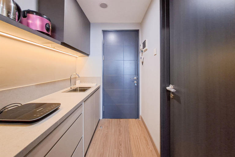 Private kitchen 4, Trendy 1Br At Apartment Collins Boulevard, Tangerang